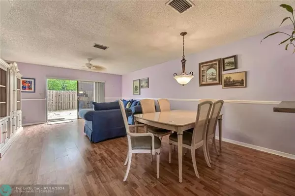 Oakland Park, FL 33309,2700 S Oakland Forest Dr  #106