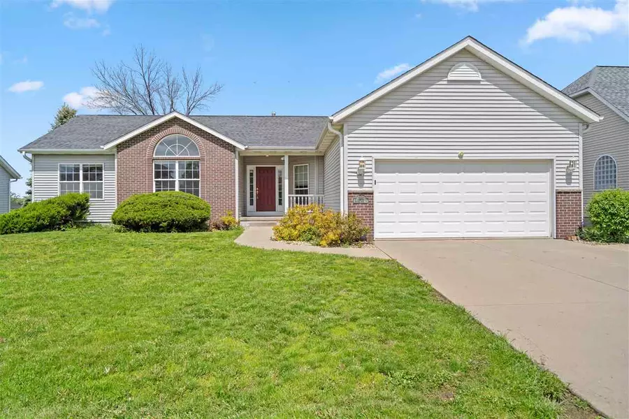 2550 Hunters Ridge Rd, Marion, IA 52302