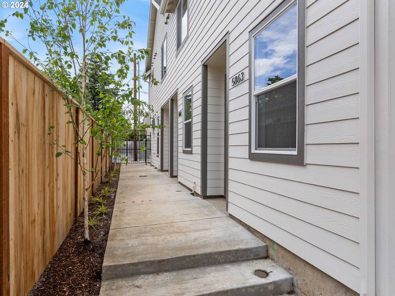 5863 NE Prescott ST #4, Portland, OR 97218