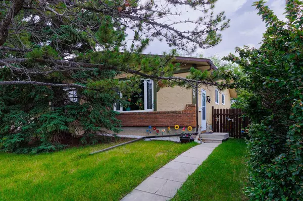 Calgary, AB T2W3L3,363 Woodvale CRES SW