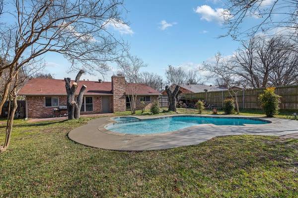 2116 Lea Meadow Circle, Corinth, TX 76208