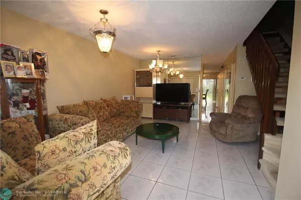 Coral Springs, FL 33071,9893 Riverside Dr  #11-18