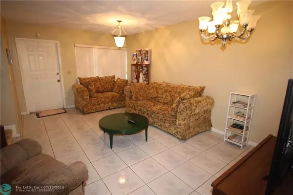 Coral Springs, FL 33071,9893 Riverside Dr  #11-18