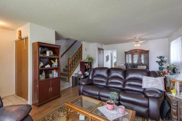 Calgary, AB T3J2S9,24 Martingrove Mews NE