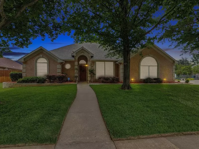 8107 Latigo Drive, Arlington, TX 76001