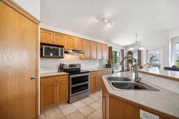 Chestermere, AB T1X 1G8,126 WEST LAKEVIEW Passage