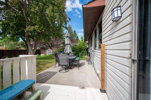 Calgary, AB T2W 2X9,347 Woodpark PL SW