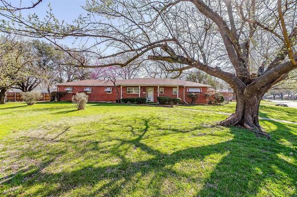 125 Robert Street, Burleson, TX 76028