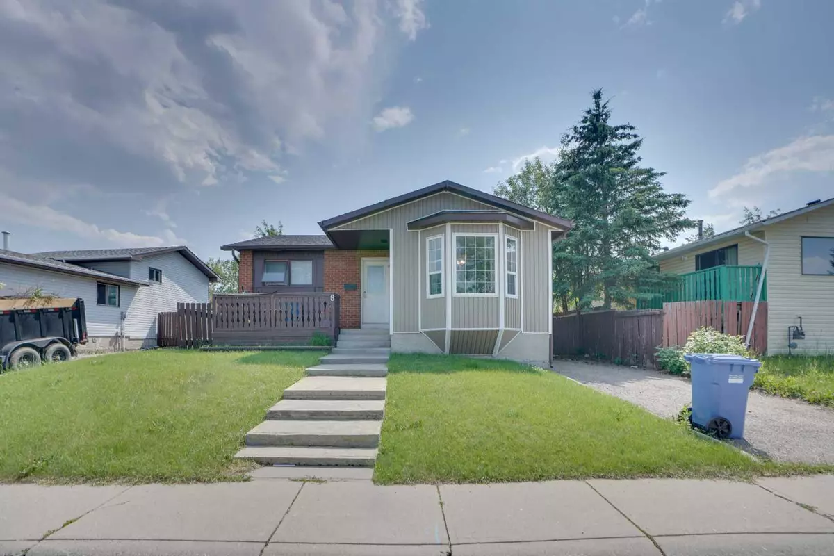 Calgary, AB T3J 1N3,8 Castleglen CRES NE