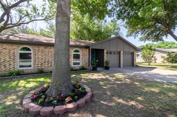 625 Lynnewood Avenue, Burleson, TX 76028