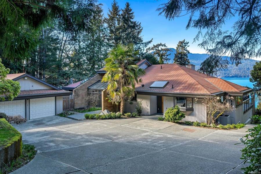 1032 Lands End Rd, North Saanich, BC V8L 5L3