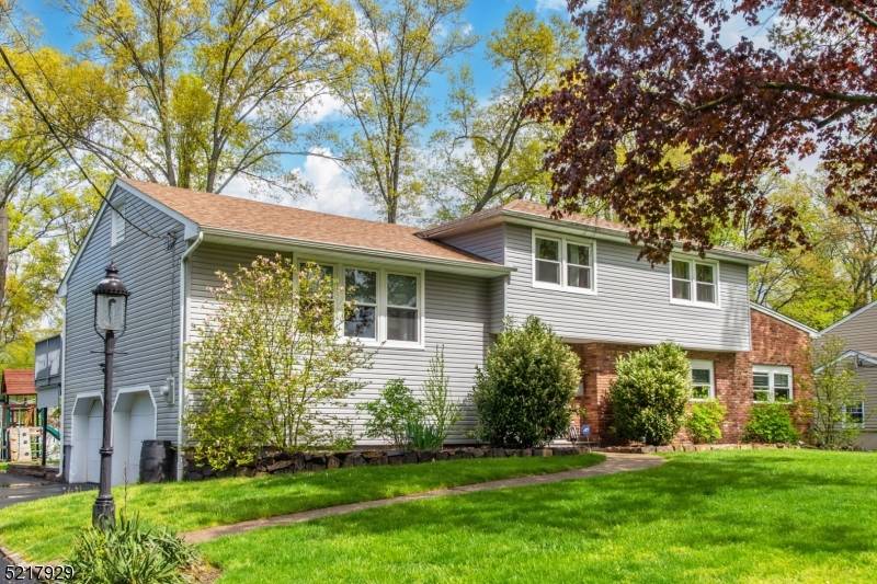 61 Billingsley Dr, Livingston Twp., NJ 07039