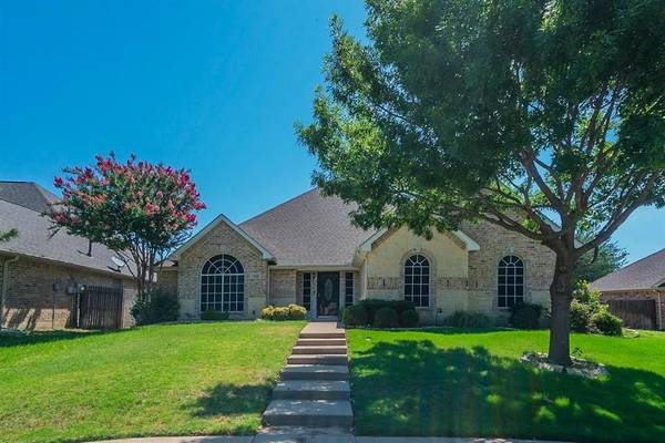 1802 Lakes Edge Boulevard,  Mansfield,  TX 76063