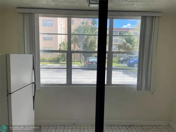 Lauderdale Lakes, FL 33311,2850 Somerset Dr  #116L