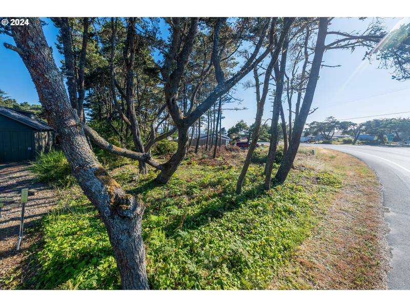 2017 NW BAYSHORE DR, Waldport, OR 97394