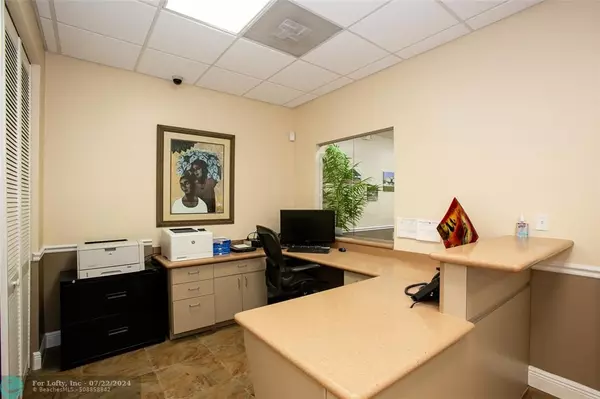 Coral Springs, FL 33067,5401 N University Dr  #104