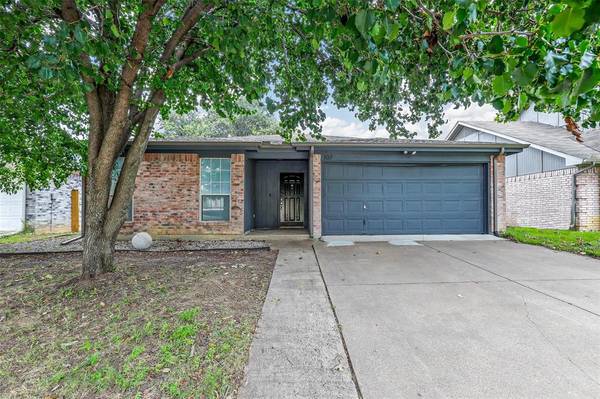 107 Moss Hill Drive, Arlington, TX 76018