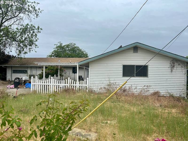 7831 DIVISION RD, White City, OR 97503