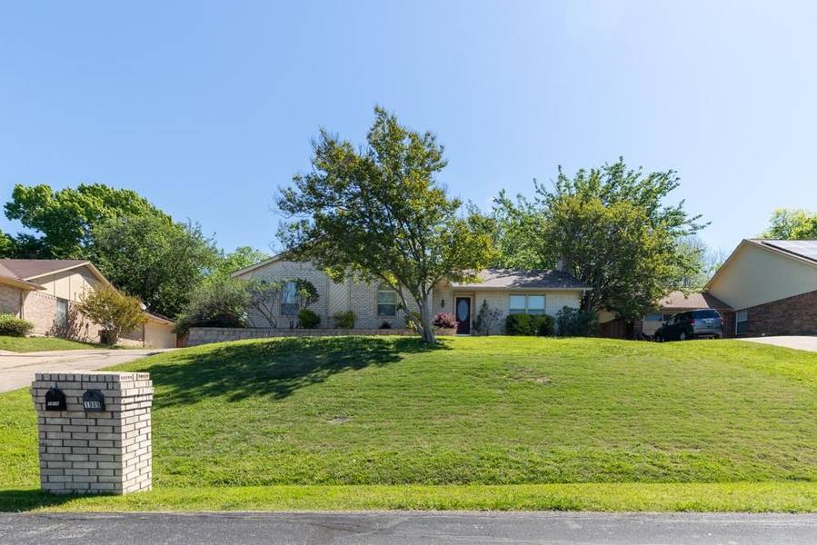 1910 Briarwood Drive, Grand Prairie, TX 75050