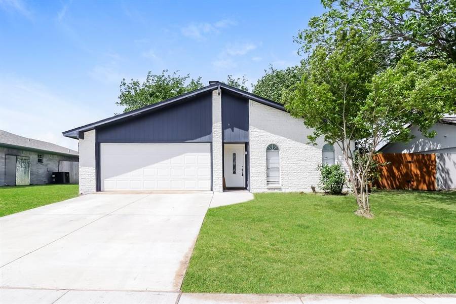 309 S Holiday Drive, Grand Prairie, TX 75052