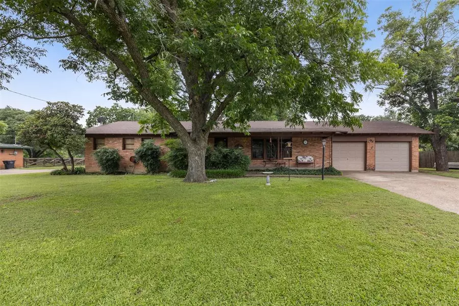 802 Country Club Road, Cleburne, TX 76033