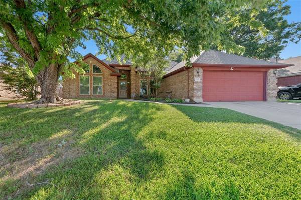 308 Woodcrest Drive, Saginaw, TX 76179