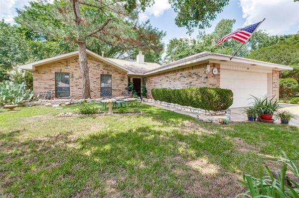 305 Dunaway Court, Euless, TX 76040