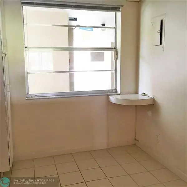 Lauderhill, FL 33319,3551 Inverrary Dr  #205