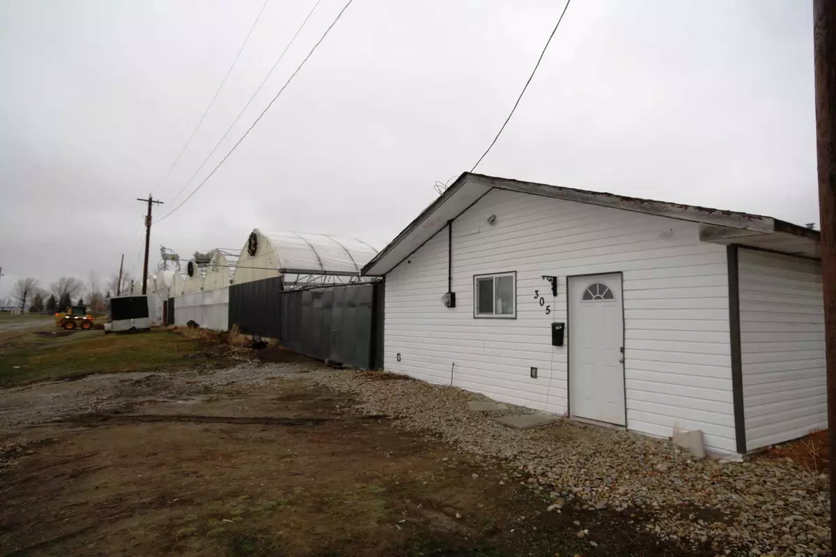 Redcliff, AB T0J 2P0,305 2 ST SW