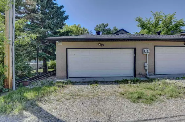 Calgary, AB T2M 3V1,2810 18 ST NW