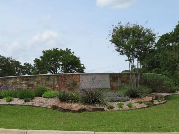 279 Clear Creek Drive, Sunset, TX 76270