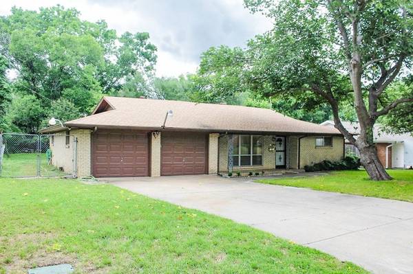 3905 Willow Bend Road, Benbrook, TX 76116