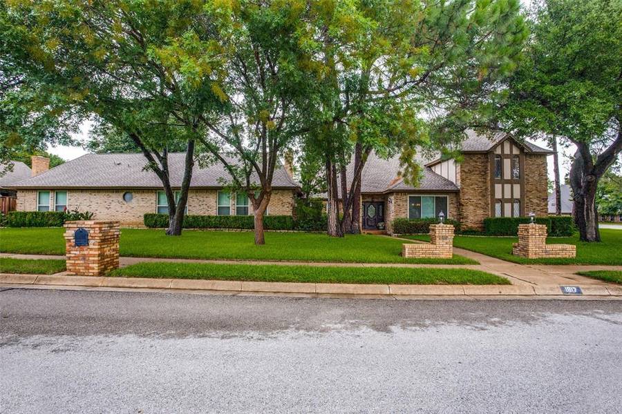 1817 Hampton Drive, Bedford, TX 76021