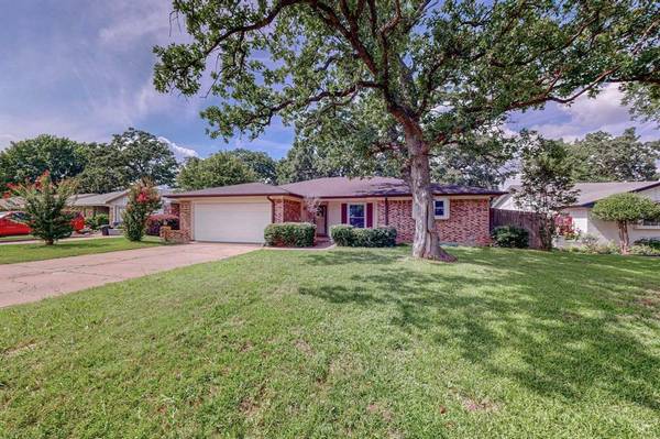 3901 Cedarwood Court, Arlington, TX 76017