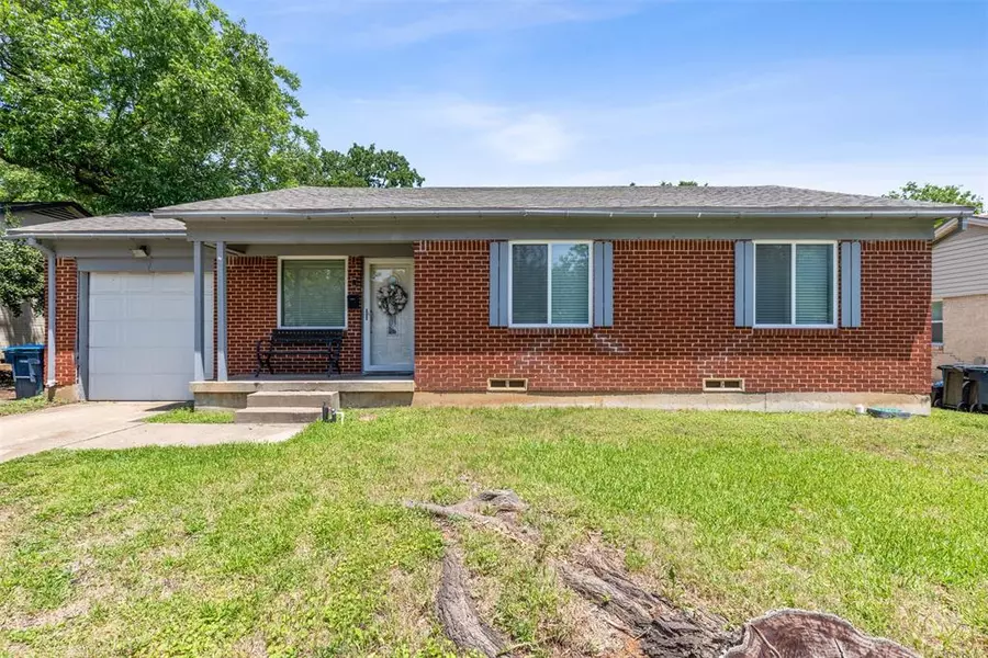 929 E Spurgeon Street, Fort Worth, TX 76115