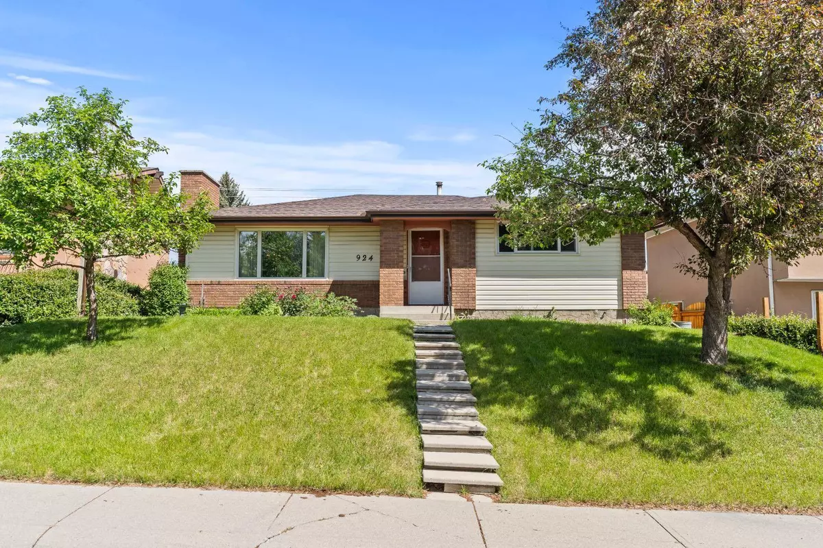 Calgary, AB T2W 1N9,924 Canna CRES SW