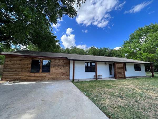 105 Fox Creek Drive, Comanche, TX 76442