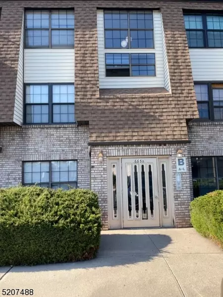 660 N Broad St #18, Elizabeth City, NJ 07208