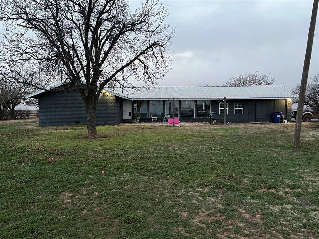 1807 Crowell Hwy,  Quanah,  TX 79252