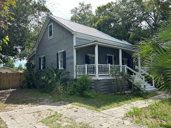 124 8th St, Apalachicola, FL 32320