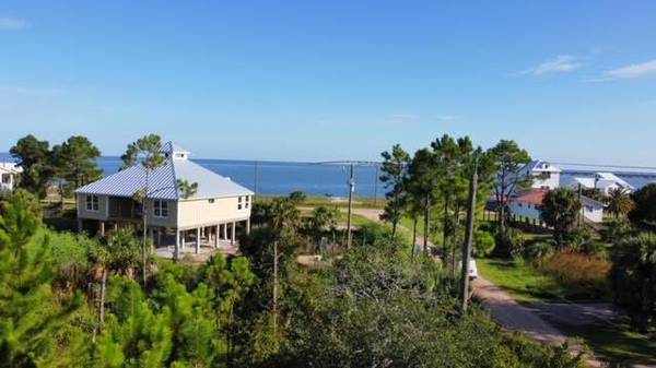 304 Bledsoe St, St. George Island, FL 32328