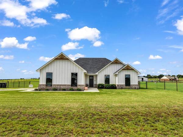 1014 Latigo Lane, Millsap, TX 76066