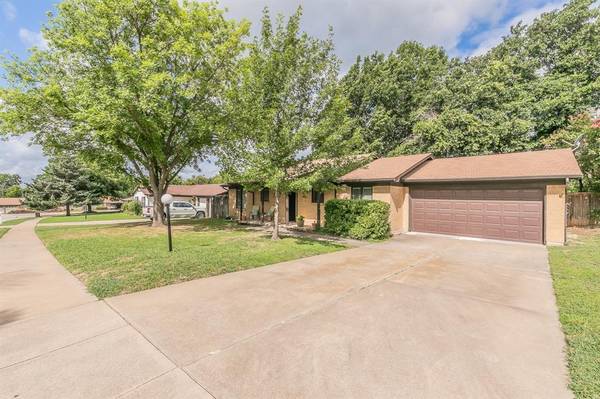 209 Rhineland Road, Benbrook, TX 76126