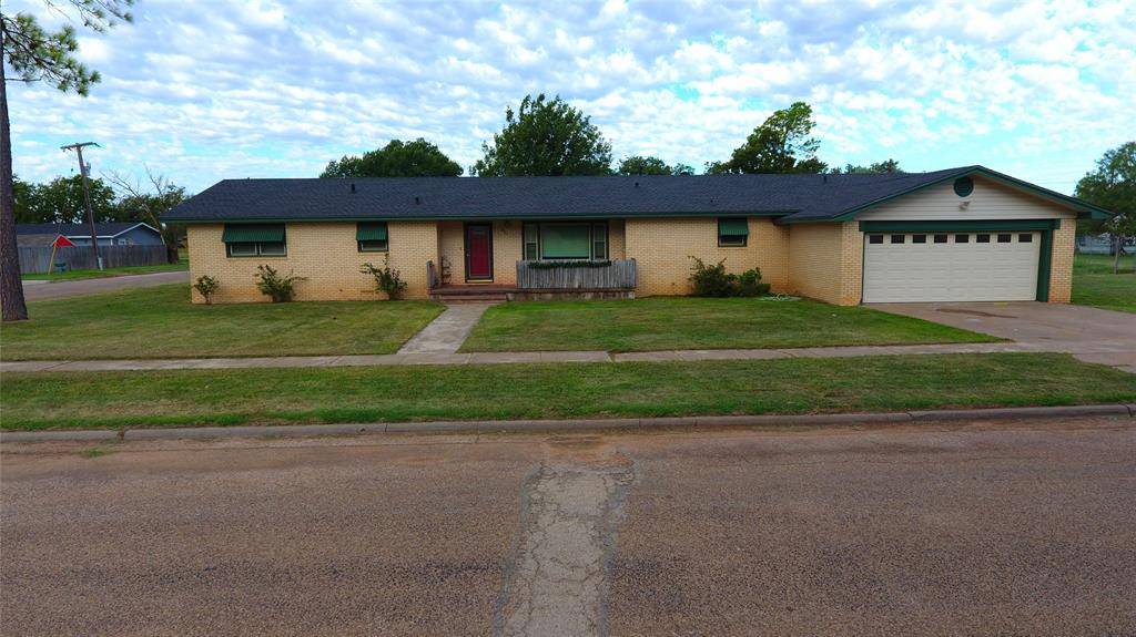 671 S 10th Street, Munday, TX 76371