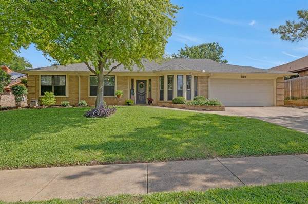 929 Clear View Drive, Bedford, TX 76021