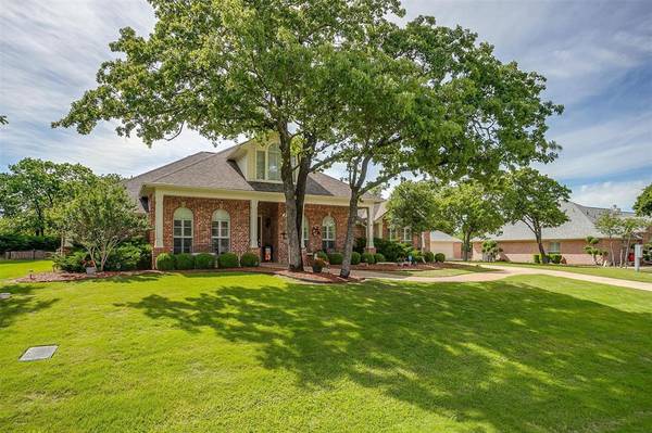 216 Winding Oak Lane N,  Burleson,  TX 76028