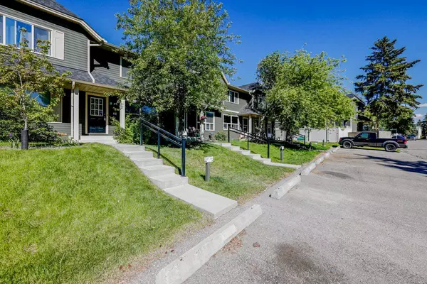 Calgary, AB T2J 6R7,325 Queenston HTS SE