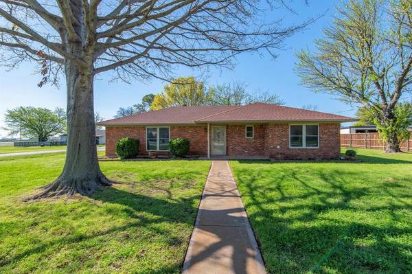 639 E Newberry Street, Pilot Point, TX 76258