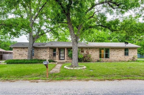 211 W White Street, Pilot Point, TX 76258