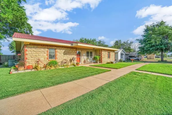 Quanah, TX 79252,310 Earle Street